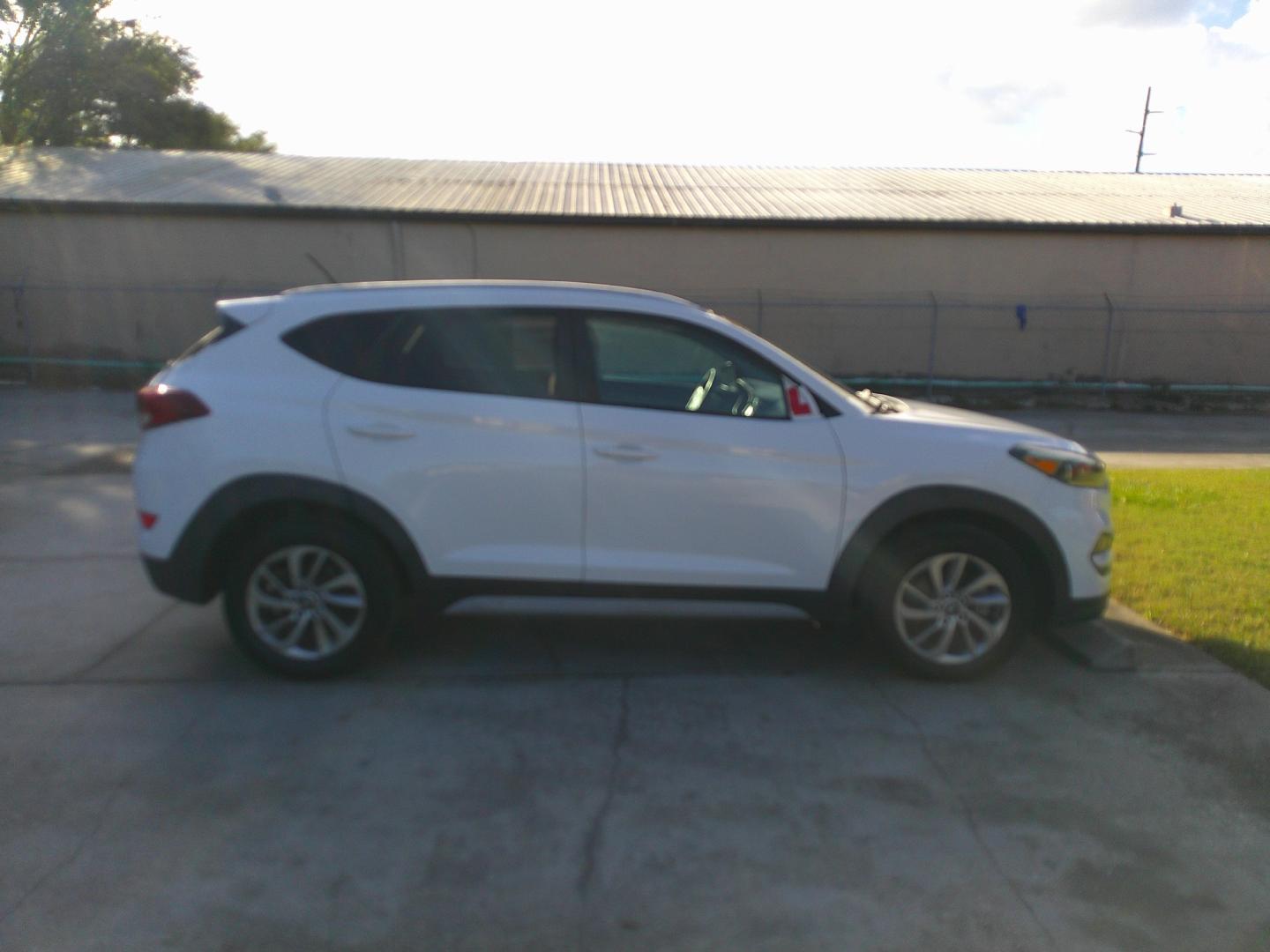 2017 WHITE HYUNDAI TUCSON LIMITED; SPOR (KM8J33A46HU) , located at 10405 Abercorn Street, Savannah, GA, 31419, (912) 921-8965, 31.988262, -81.131760 - Photo#4